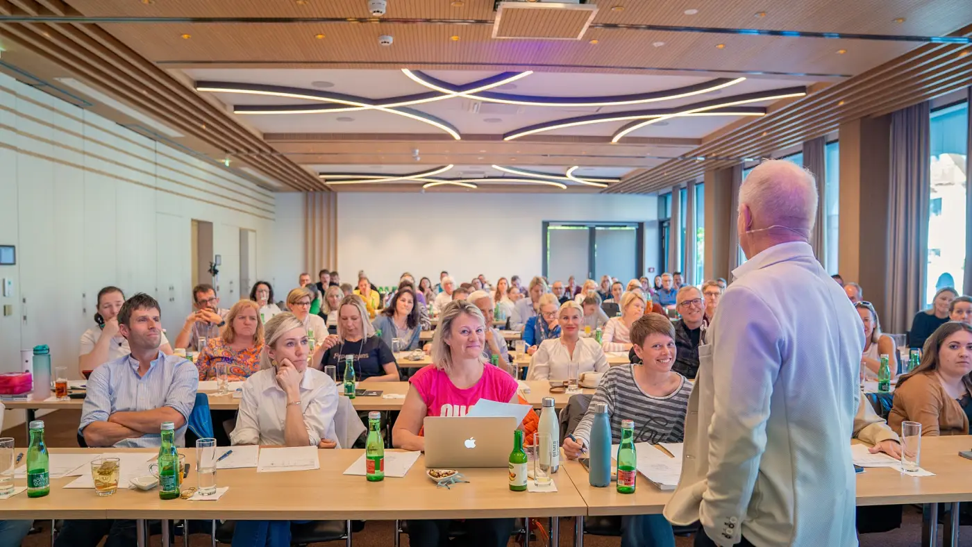 Dr. Spitzbart vor vollem Seminarsaal