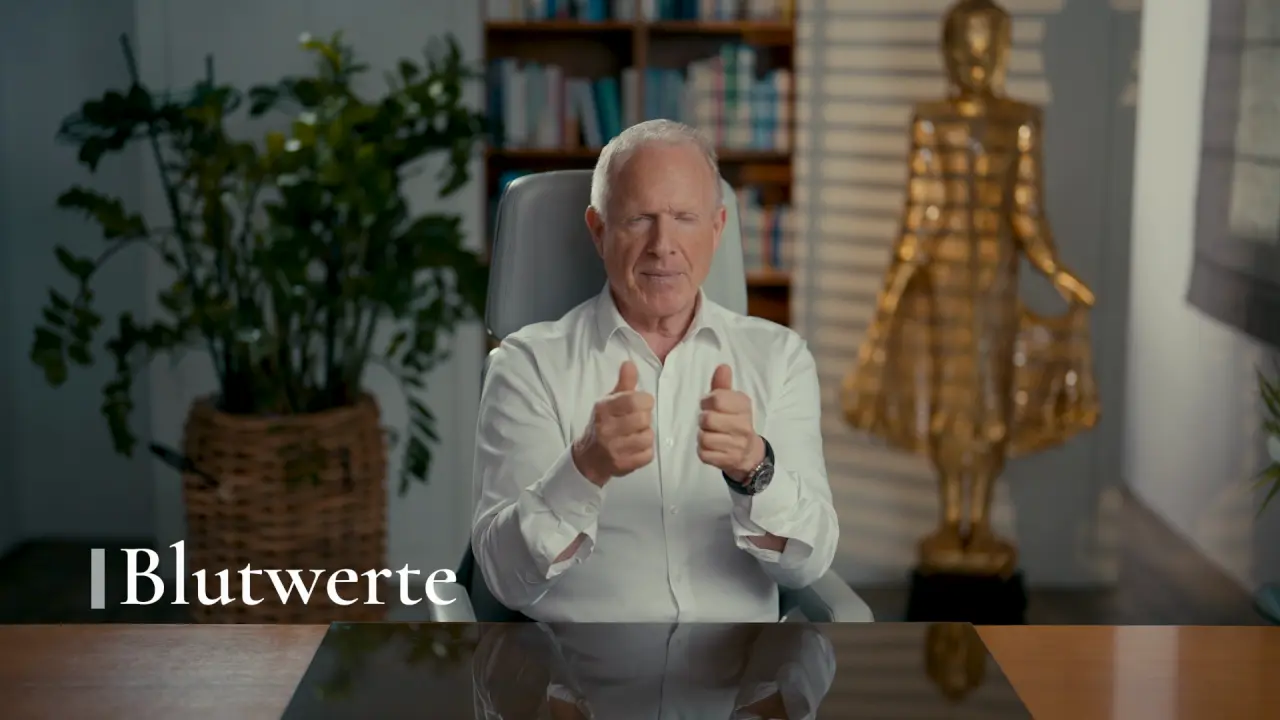 Dr. Michael Spitzbart am Schreibtisch
