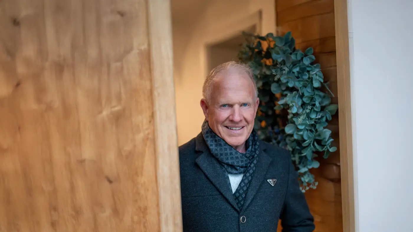 Dr. Michael Spitzbart in einer Holztür